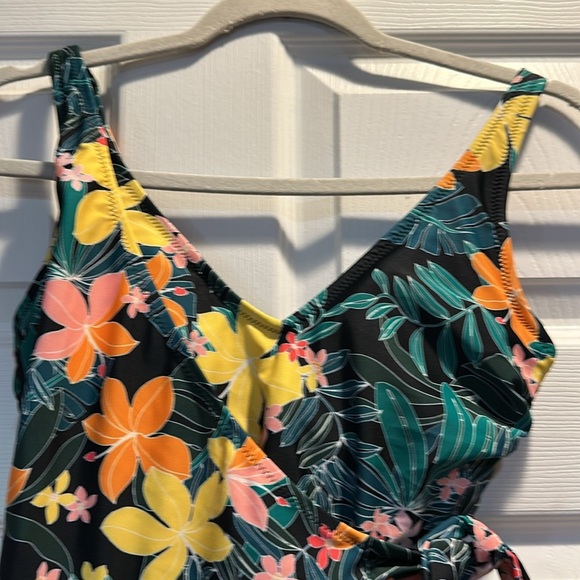 NWT! Old Navy Tropic Thunder One-Piece Swim Dress Bathing Suit XS Floral Skirt - Picture 5 of 12